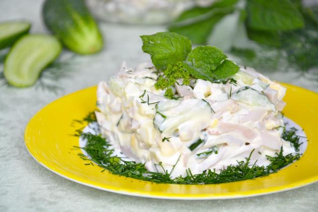 Новогодний салат с кальмарами, яйцами и огурцами